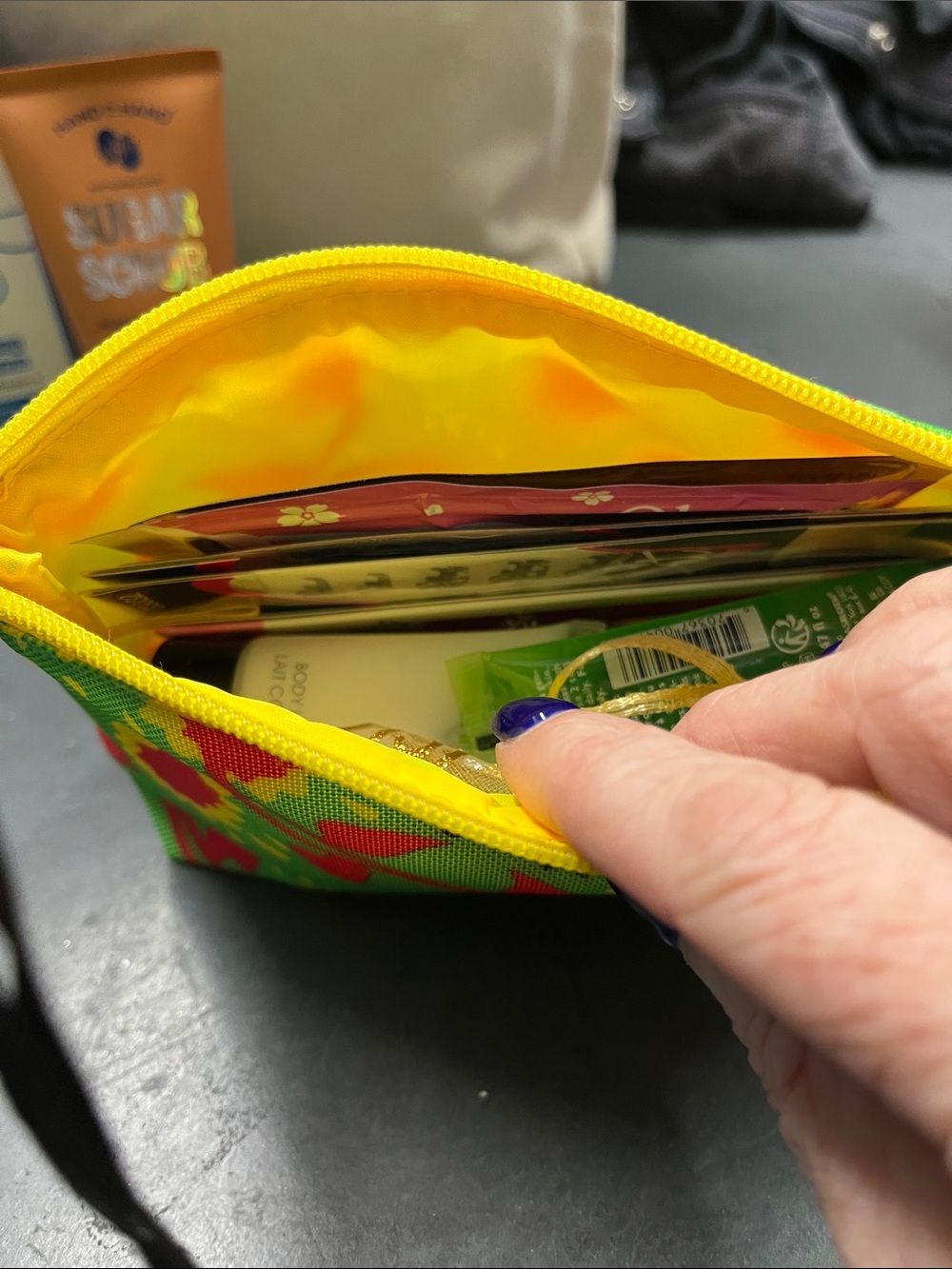 NWOT Clinique Donald Sunflower Cosmetic Pouch -  full of new items nail body lip - Picture 12 of 13